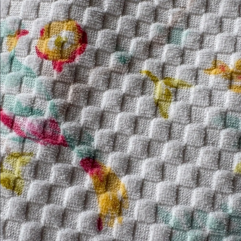 CARO BATH SHEET 28” x 52” EUC